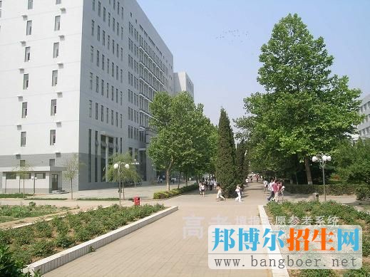 河北醫(yī)科大學(xué)臨床學(xué)院校園一角2447