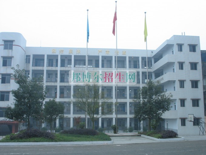 南充信息工程職業(yè)學(xué)校2016年報名條件、招生對象