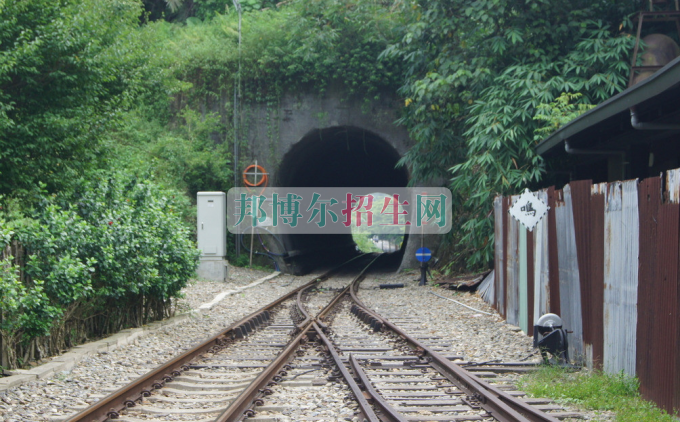 成都哪個鐵道運(yùn)輸學(xué)校好