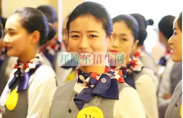 成都航空旅游職業(yè)學(xué)校開啟新學(xué)期首場招聘，場面火爆美女如云