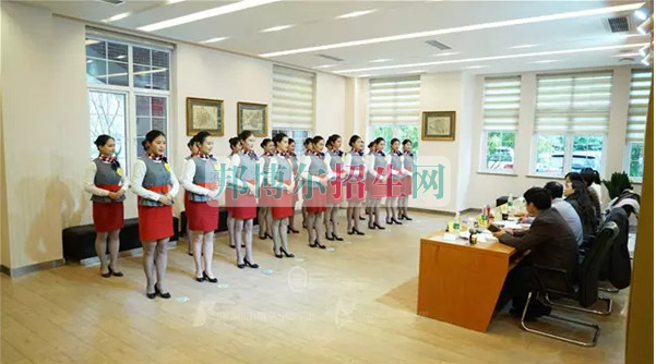 成都航空旅游職業(yè)學(xué)校開啟新學(xué)期首場招聘，場面火爆美女如云