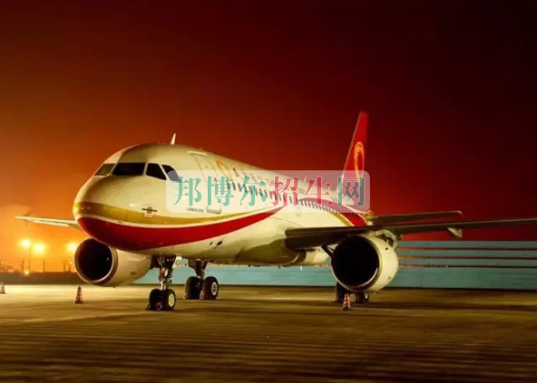 成都航空旅游職業(yè)學(xué)校開啟新學(xué)期首場招聘，場面火爆美女如云