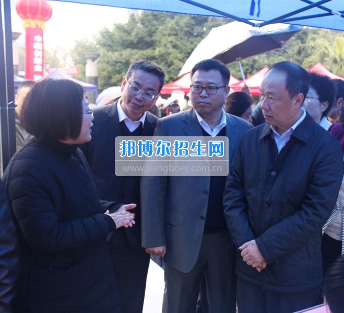 南充師范學?；ㄩ_滿堂盛世春——南充師范歡慶“三八”節(jié)