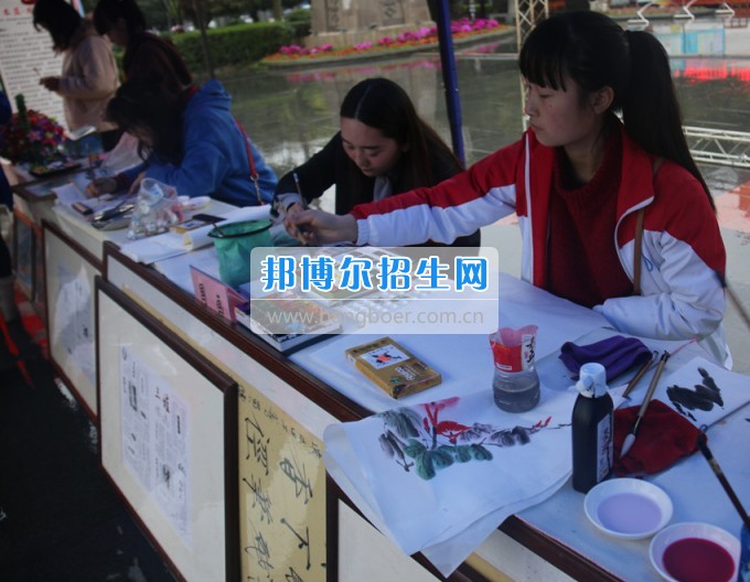 南充師范學?；ㄩ_滿堂盛世春——南充師范歡慶“三八”節(jié)