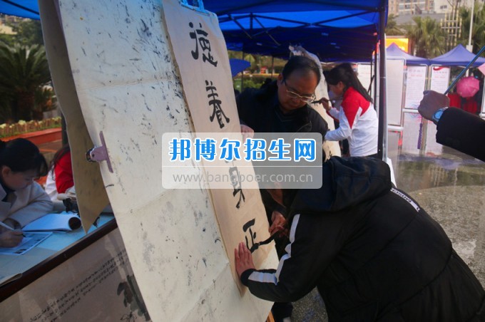 南充師范學?；ㄩ_滿堂盛世春——南充師范歡慶“三八”節(jié)