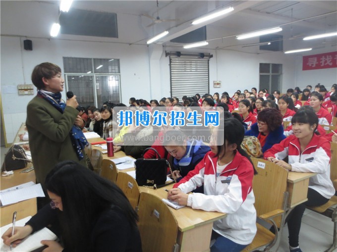南充師范學?；ㄩ_滿堂盛世春——南充師范歡慶“三八”節(jié)