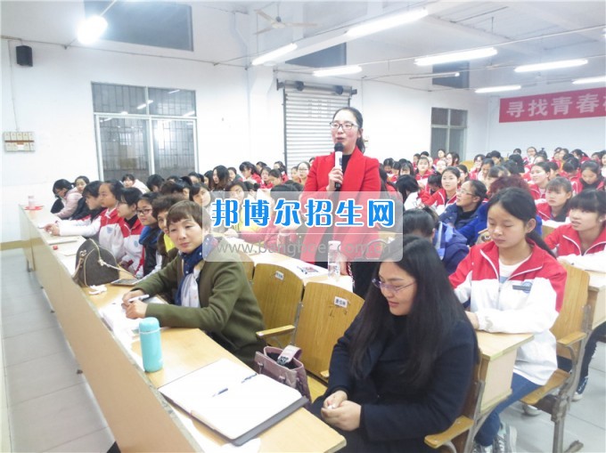 南充師范學?；ㄩ_滿堂盛世春——南充師范歡慶“三八”節(jié)