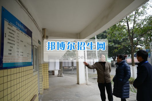 青羊區(qū)教育局機關黨委書記劉立頻赴成都市青蘇職業(yè)中專學校視察開學準備工作