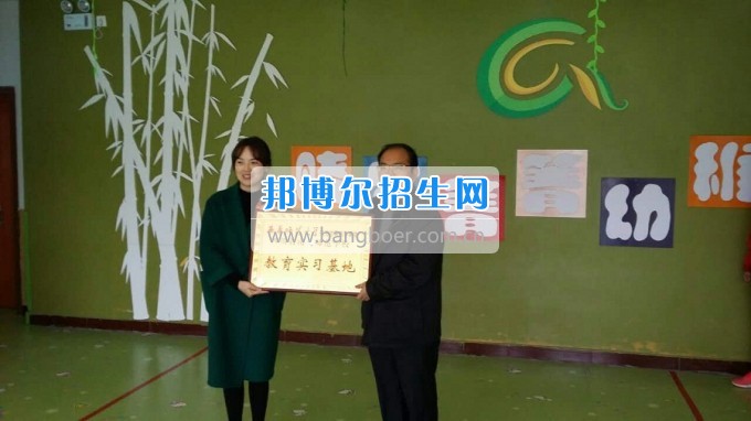 南充師范學(xué)校蔡禮儒校長赴高坪、嘉陵參加實(shí)習(xí)就業(yè)基地掛牌并看望實(shí)習(xí)生