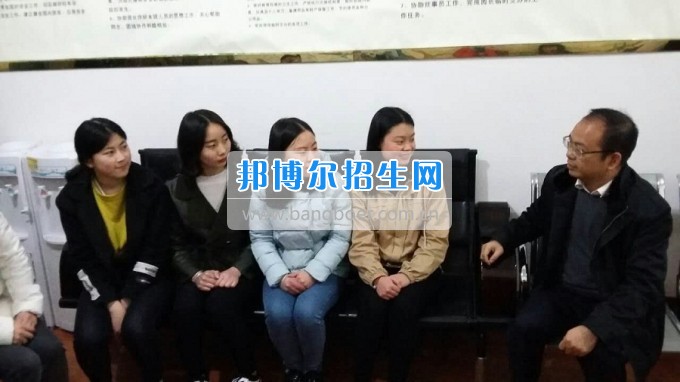 南充師范學(xué)校蔡禮儒校長赴高坪、嘉陵參加實(shí)習(xí)就業(yè)基地掛牌并看望實(shí)習(xí)生
