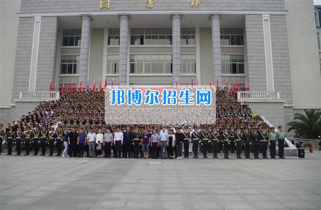 四川管理職業(yè)學(xué)院國旗隊參加四川省高校國旗護衛(wèi)隊會操交流活動  為慶祝中國人民解放軍建軍90周年，推進西南地區(qū)高校國旗文化的發(fā)展，持續(xù)發(fā)揮升旗儀式的教育引導(dǎo)作用，深化愛國主義教育，5月20日，我院國旗隊應(yīng)邀參加了由四川大學(xué)錦城學(xué)院發(fā)起的會操交流活動。  全省28所高校的國旗護衛(wèi)隊，近千名國旗手齊聚一堂。在莊嚴的升旗儀式后，活動進入會操展示環(huán)節(jié)。我院國旗隊邁著整齊劃一的步伐走過主席臺，展示出了優(yōu)秀的訓(xùn)練水平和昂揚的精神風(fēng)貌。當天下午，在四川大學(xué)錦城學(xué)院大禮堂舉行了“以我火紅青春、譜寫國旗禮贊”大學(xué)生升旗手文藝匯演。我院代表隊以優(yōu)雅的舞姿展現(xiàn)了大學(xué)生青春的風(fēng)采。表達了對祖國與學(xué)院的炙熱情感和嚴于律己的學(xué)習(xí)態(tài)度。  此次會操交流活動，加強了省內(nèi)各高校國旗護衛(wèi)隊間的聯(lián)系，弘揚了愛國、愛旗、護旗的精神，獲得了寶貴的經(jīng)驗，明確了努力的方向。我院國旗隊的隊員們紛紛表示：要肩負起捍衛(wèi)國旗尊嚴、宣傳國旗文化的神圣使命!