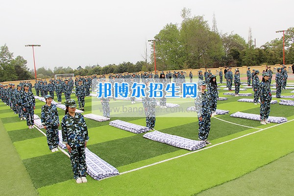 四川五月花汽修學院軍訓一場壯觀的“豆腐”盛宴