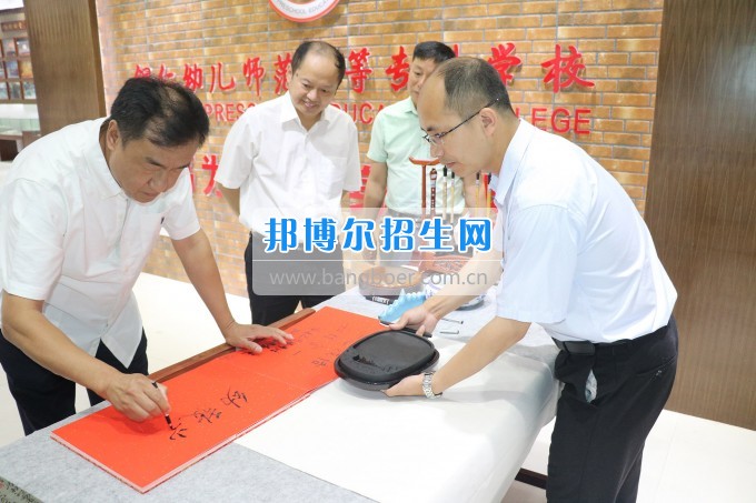 美國密歇根奧克蘭大學李樂東教授來銅仁幼兒師范高等?？茖W校交流訪問