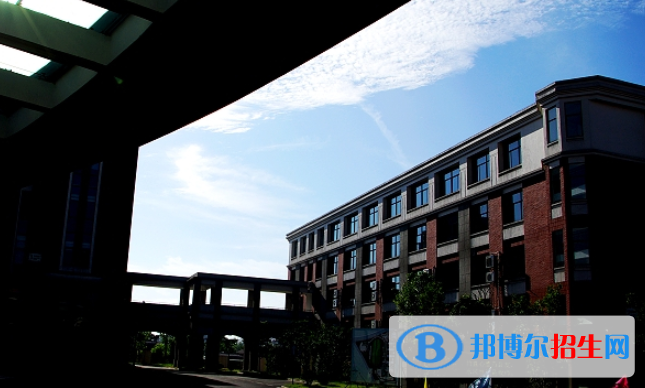 杭州英特外國語學(xué)校2020年招生辦聯(lián)系電話