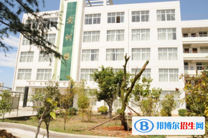 云南三鑫職業(yè)技術(shù)學(xué)院五年制大專2021年學(xué)費。收費多少