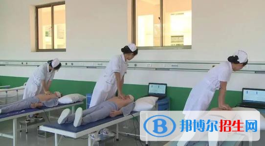 威海衛(wèi)生學(xué)校地址在哪里?學(xué)校的地址對于學(xué)生來說也是很有用的，這樣也方便學(xué)生去往學(xué)校進(jìn)行報(bào)名或者了解更多的學(xué)校情況。很多家長更愿意直接到學(xué)校去了解，因?yàn)檫@樣家長也能了解的更清楚，還能看到學(xué)校的整體環(huán)境和學(xué)校的校風(fēng)校紀(jì)，下面小編就為同學(xué)們介紹一下威海衛(wèi)生學(xué)校的地理位置，希望對學(xué)生有所幫助。  威海衛(wèi)生學(xué)校地址 威海衛(wèi)生學(xué)校地址：米山東路西1號  威海衛(wèi)生學(xué)校乘車路線 火車站的話打車20塊錢應(yīng)該夠了，要是剛下火車，有好多出租車接的，拼個(gè)車到市里也就十塊錢。要是汽車站，除了車站，對面是義烏小商品，有1、2、3路公交車都能到衛(wèi)生學(xué)校，1.5元，十分鐘就到了。  威海衛(wèi)生學(xué)校教學(xué)力量 1、碩士研究生169人， “雙師素質(zhì)”教師達(dá)74%;，副教授127人，博士研究生20人，有教授29人，學(xué)校有專、兼職教師606人。  2、學(xué)術(shù)和技術(shù)帶頭人1名，學(xué)術(shù)和技術(shù)帶頭人后備人選2人，有突出貢獻(xiàn)專家1人，突出貢獻(xiàn)的技師1人，學(xué)術(shù)和技術(shù)帶頭人后備人選15人，學(xué)術(shù)和技術(shù)帶頭人7人，享受國務(wù)院政府特殊津貼專家1人。  3、博士研究生8人，占2.4%，“雙師”素質(zhì)教師180人，占53.4%。在讀博士研究生34人  4、學(xué)院共有黨員404名，其中在職黨員266名、離退休黨員107名、學(xué)生黨員31名。另有外聘教師和教輔人員67名  家長在有了學(xué)校的地理位置，就可以直接帶著學(xué)生到學(xué)校這邊來實(shí)地參觀，而且這樣也是最安全是的，家長就不用擔(dān)心會(huì)被騙了，比驚險(xiǎn)的片子太多，家長也是防不勝防，畢竟這個(gè)是直接關(guān)系到同學(xué)們的將來的哦。