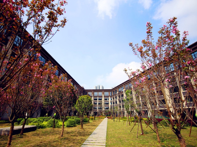 重慶市楊家坪中學(xué)地址，乘車路線