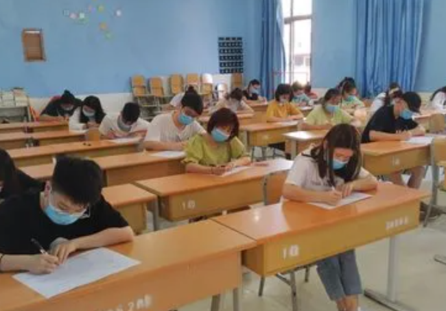 南京商業(yè)學(xué)校旅游管理系南校區(qū)國際料理名校班24級新生合影