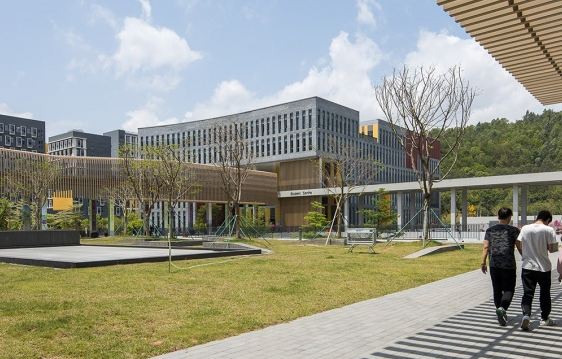 鄭州市金融學(xué)校校長操瑞洪向全體師生送來新春祝福